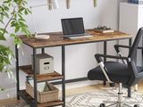 un bureau avec un ordinateur portable et une chaise dans la pièce