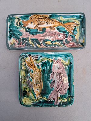 deux petits plateaux posés sur une table, sur lesquels se trouvent des poissons