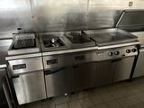 une cuisine équipée d'appareils électroménagers en acier inoxydable et d'une cuisinière