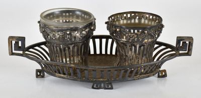 deux vases en argent posés sur un plateau en métal