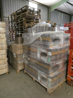 une grande pile de cartons et de palettes dans un entrepôt