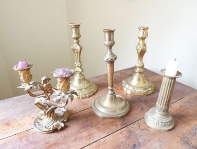 quatre bougies posées sur une table en bois