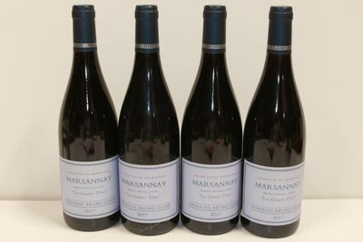 trois bouteilles de vin sont alignées sur une table