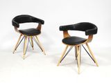 paire de chaises de style « mid-century » avec des pieds en bois et un revêtement en cuir noir