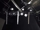 les nombreuses lampes suspendues au plafond de la pièce