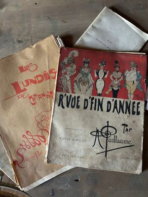 deux livres posés sur une table