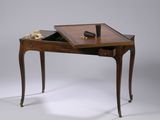une petite table en bois sur laquelle est posé un jeu