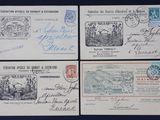 quatre timbres différents provenant de pays différents sur un fond bleu
