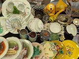 de nombreuses assiettes et tasses posées sur une table