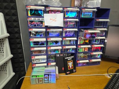 de nombreux jeux vidéo posés sur un bureau, à côté d'un clavier