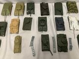 de nombreux types de véhicules militaires différents sur une feuille blanche