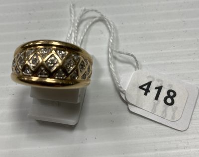une photo d'une bague en or sertie de diamants, avec une étiquette de prix