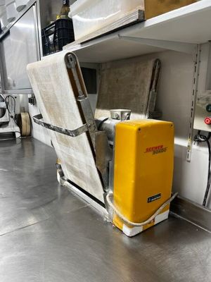une machine jaune posée sur le sol