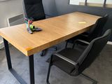 un bureau avec une chaise et un ordinateur dessus