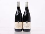 deux bouteilles de vin posées l'une à côté de l'autre sur une table