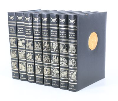 six livres alignés, surmontés d'un médaillon doré
