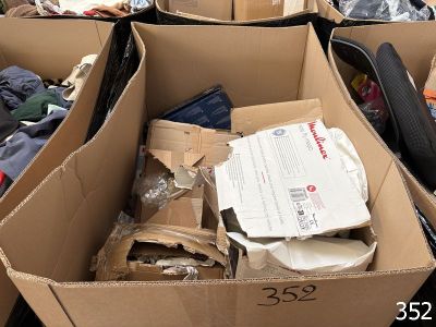 de nombreux cartons de vêtements empilés par terre