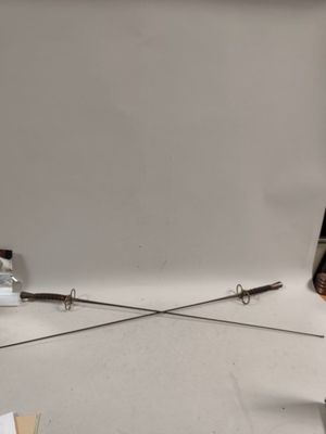 quelqu'un tient une paire de ciseaux sur une table blanche