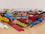 beaucoup de petits camions jouets posés sur une table