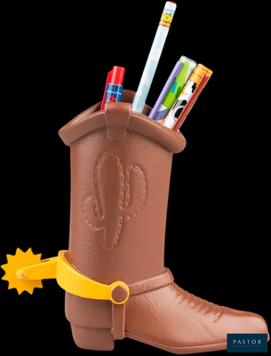 une botte marron contenant des stylos et des feutres
