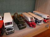 beaucoup de petits bus et de petites voitures sur une étagère