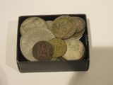 une petite boîte remplie de pièces posée sur une table