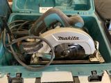 une boîte à outils bleue contenant une scie circulaire