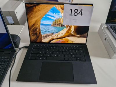 deux ordinateurs portables posés sur une table, avec leurs étiquettes de prix