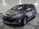voiture grise garée sur un sol en dalles à damier dans un garage