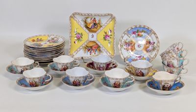 plusieurs assiettes et tasses posées sur une table