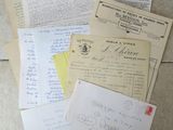 de nombreuses vieilles lettres et enveloppes par terre