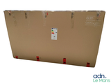 un grand carton sur lequel est collé un autocollant