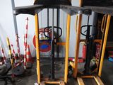un chariot élévateur à fourche garé dans un garage