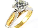 gros plan d'une bague en diamant sur fond blanc