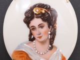 un gros plan sur la photo d'une femme en robe