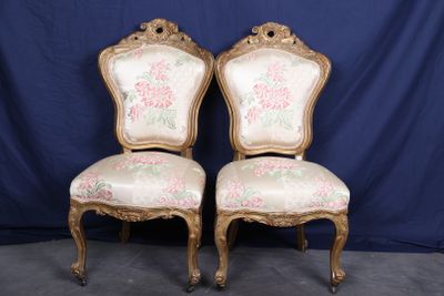 paire de chaises anciennes avec dossier rembourré à motifs floraux