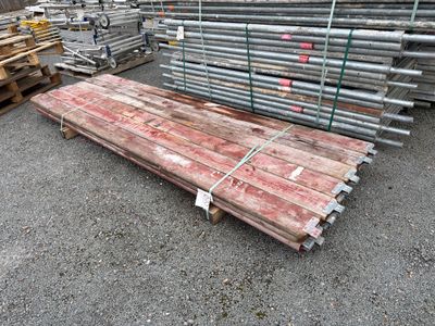 un tas de planches de bois posées par terre