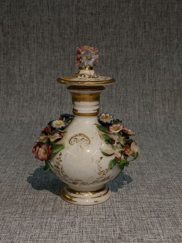 Jacob PETIT - Flacon en porcelaine à décor polychrome de fleurs e