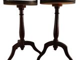 une paire de tables en bois avec un plateau rond et deux pieds