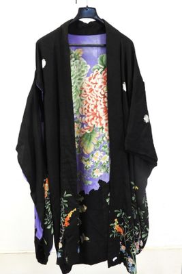 une photo d'une veste noire ornée d'un motif floral