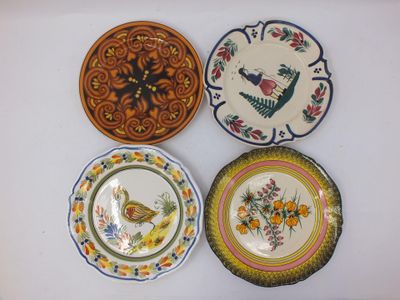 quatre assiettes décoratives ornées d'oiseaux et de fleurs sur un fond blanc