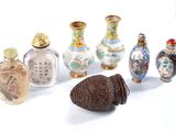 beaucoup de petits vases posés sur une table