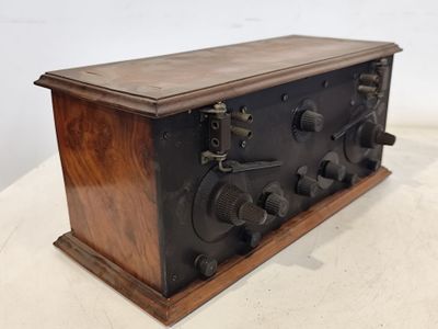une radio à l'ancienne posée sur une table en bois