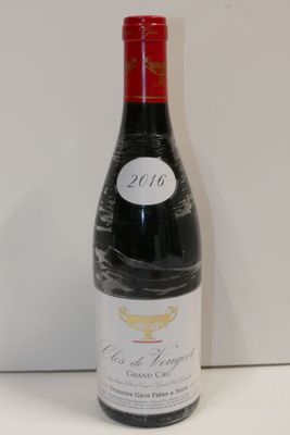 une bouteille de vin posée sur une table