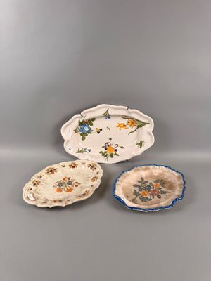 Suite de trois plats ovales à décor floral.
