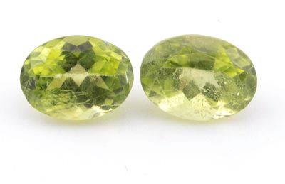 paire de deux tourmalines vertes sur fond blanc
