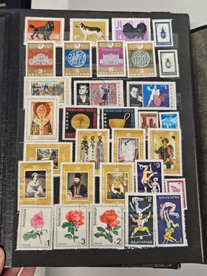 une personne tenant un livre sur lequel figurent de nombreux timbres