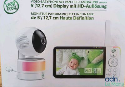 une photo d'un babyphone avec la photo d'un bébé