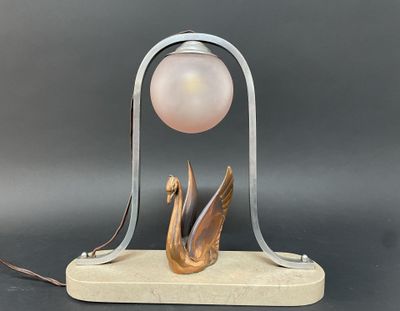 une lampe posée sur un pied en forme de boule