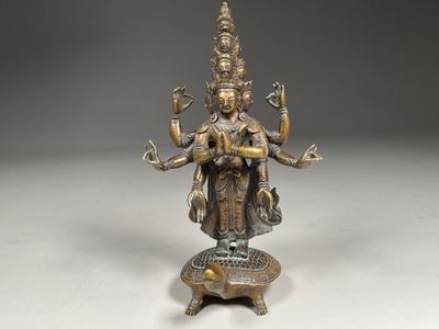 une image représentant une statue d'une femme tenant deux mains